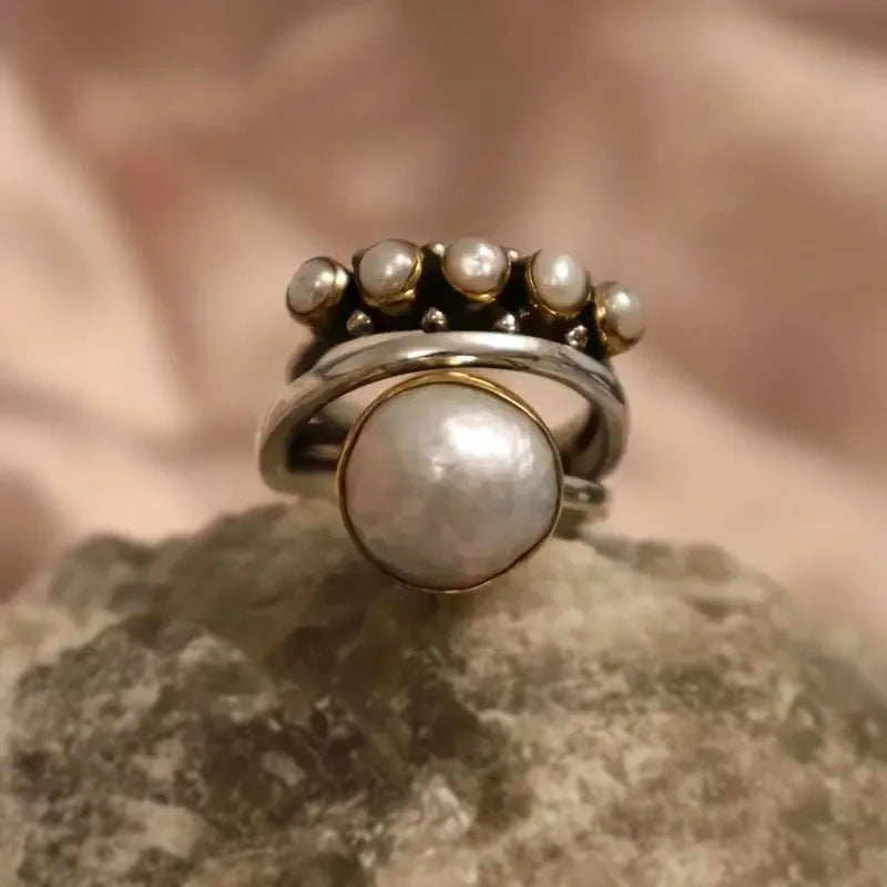 Bague rétro avec couronne et perles | Or blanc